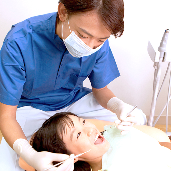 讓孩子不再害怕看牙！欣隆牙醫與欣城牙醫擁有親切的兒童牙科團隊，服務廣大城上城與橘郡社區家長。我們提供健保兒童塗氟、防蛀牙溝隙封填，是長庚商圈爸媽最信賴的兒童口腔健康守護者。