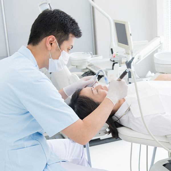 牙周病是牙齒脫落的主因。欣城牙醫引進精密設備，為城上城、橘郡居民提供溫和的水雷射牙周治療。鄰近長庚商圈，欣隆牙醫專業團隊透過深入清潔與長期追蹤，守護您的牙周健康。