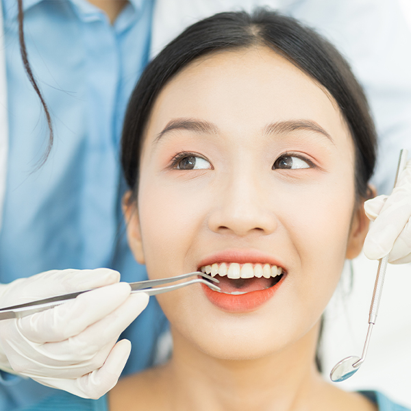 缺牙影響進食？欣城牙醫與欣隆牙醫專精於全瓷冠與各式假牙贗復。針對長庚商圈的銀髮族與城上城、橘郡住戶，我們提供耐用且自然的假牙方案，重建您的咀嚼功能與生活品質。