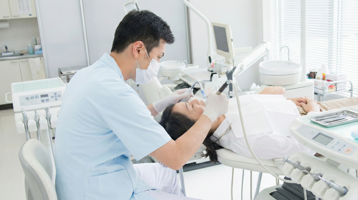 牙齦出血或口臭可能是牙周病前兆。欣隆牙醫引進水雷射治療,提供城上城居民低痛感、高成效的牙周護理。專業洗牙與深度清潔服務,是長庚商圈與橘郡在地推薦的牙周專科。