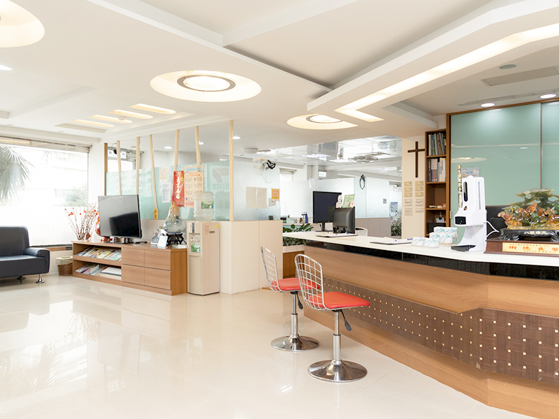 欣隆牙醫醫診所環境 ，專精人工植牙、隱形矯正與牙周病治療，是基隆在地推薦的牙醫首選。